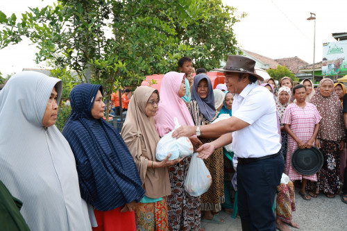 Antisipasi Dampak El Nino, Pj Gubernur Banten Al Muktabar Salurkan Bantuan Air Bersih dan Sembako