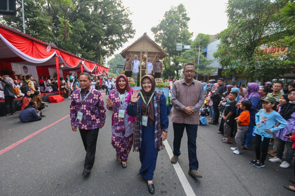 Plh Gubernur Al Muktabar Berikan Semangat Kepada Kontingen Provinsi Banten pada Parade Mobil Hias Kriya dan Budaya