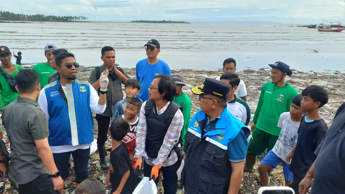 Sampah Di Teluk Labuan, Gubernur Banten Andra Soni: Perlu Solusi Jangka Panjang dan Komprehensif