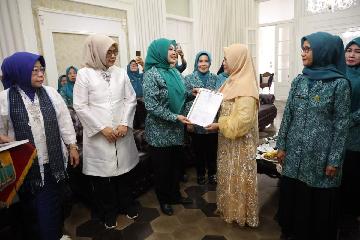 Peringati Hari Kartini ke-146, TP PKK Provinsi Banten Serahkan Penghargaan Perempuan Inspiratif Provinsi Banten 2025