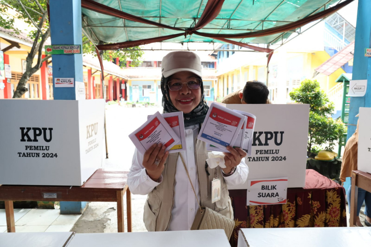 Pj Sekda Provinsi Banten Virgojanti Berikan Hak Pilih di TPS 15 Muara Ciujung Rangkasbitung