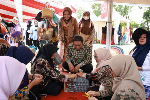 Gelar UMKM Wastra Banten, Pj Gubernur Al Muktabar: Gelorakan Bangga Buatan Indonesia