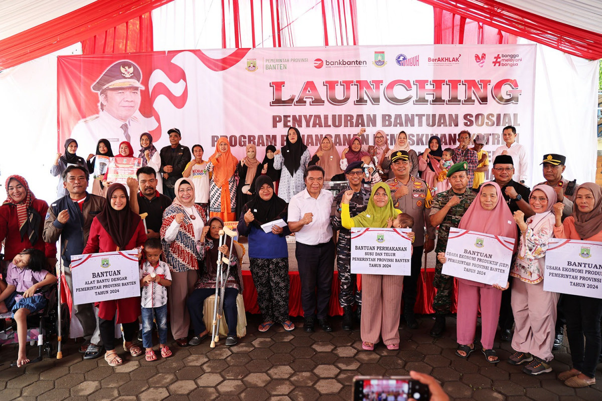 Pj Gubernur Banten Al Muktabar Salurkan Paket Bansos dan UEP Untuk Masyarakat Kota Cilegon