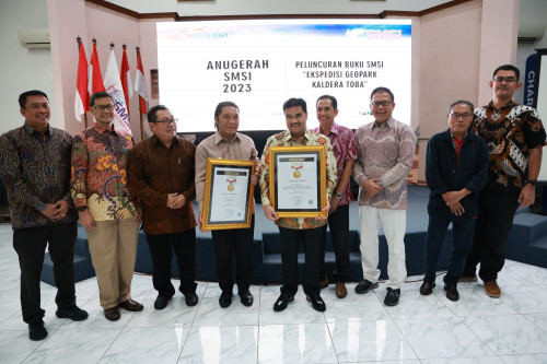 Berkontribusi Atas Pembangunan Pers, Pj Gubernur Banten Al Muktabar Raih Anugerah Sahabat Pers SMSI