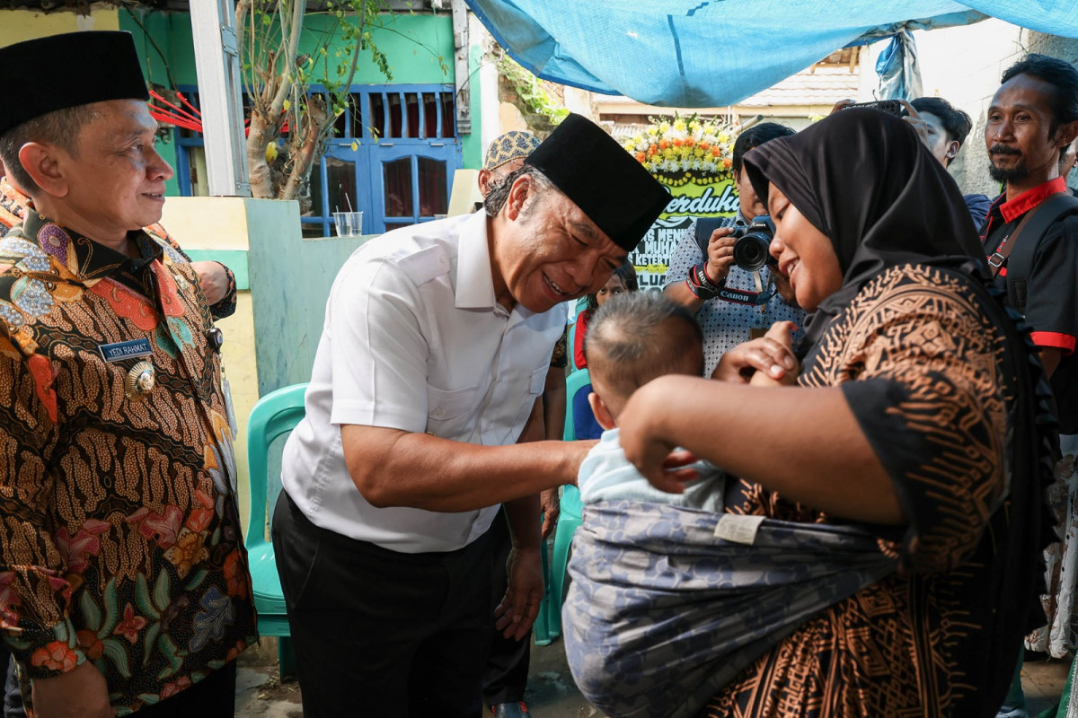 Takziah ke Rumah Almarhum Penyelenggara Pemilu di Kota Serang, Pj Gubernur Al Muktabar Berikan Pelayanan Adminduk