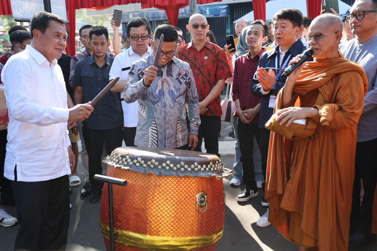 Hadiri Tri Suci Waisak, Gubernur Banten Andra Soni : Menghormati Sesama, Banten Bisa Maju