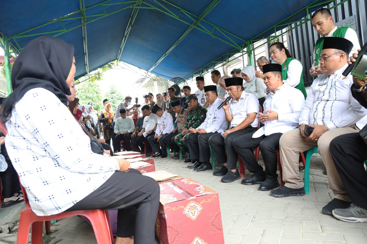 Takziah Kerumah Duka Penyelenggara Pemilu, Pj Gubernur Banten Al Muktabar: Mereka Pahlawan Demokrasi