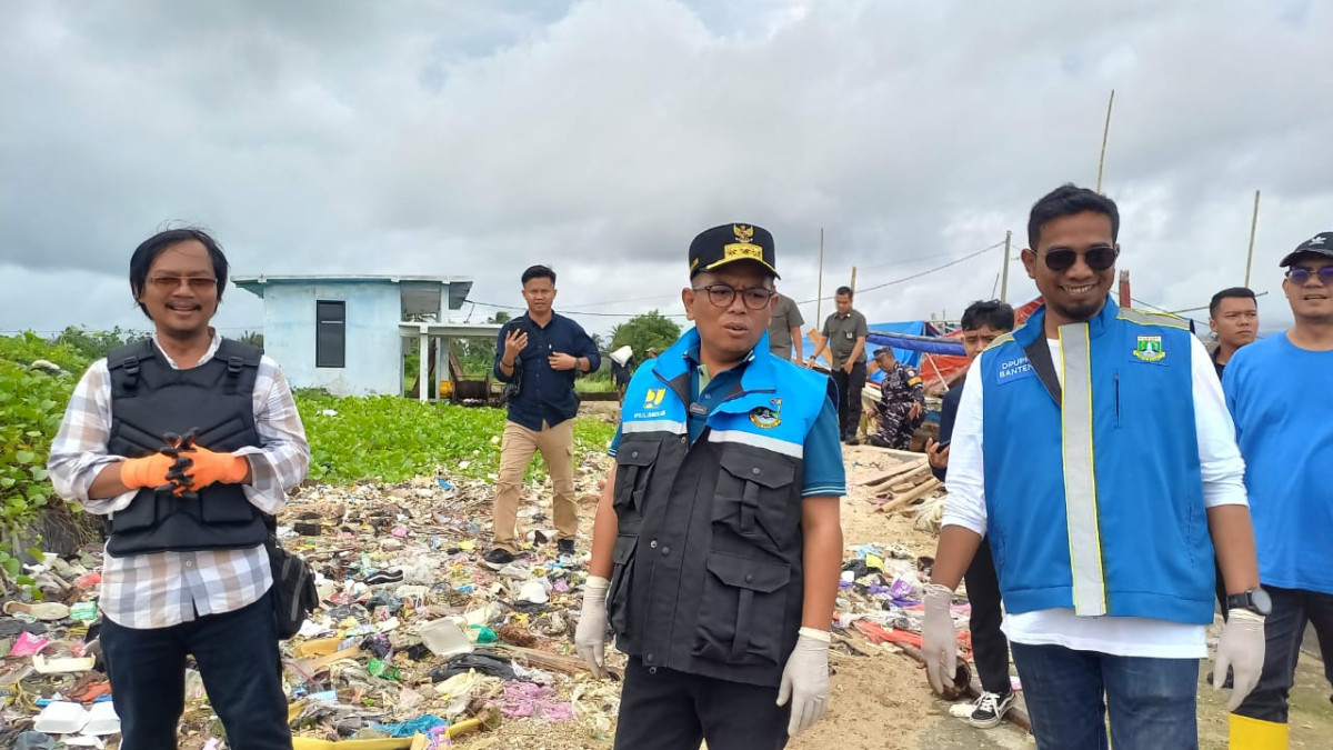 Gubernur Banten Andra Soni Bersama Masyarakat Bersihkan Tumpukan Sampah Pantai Teluk Labuan