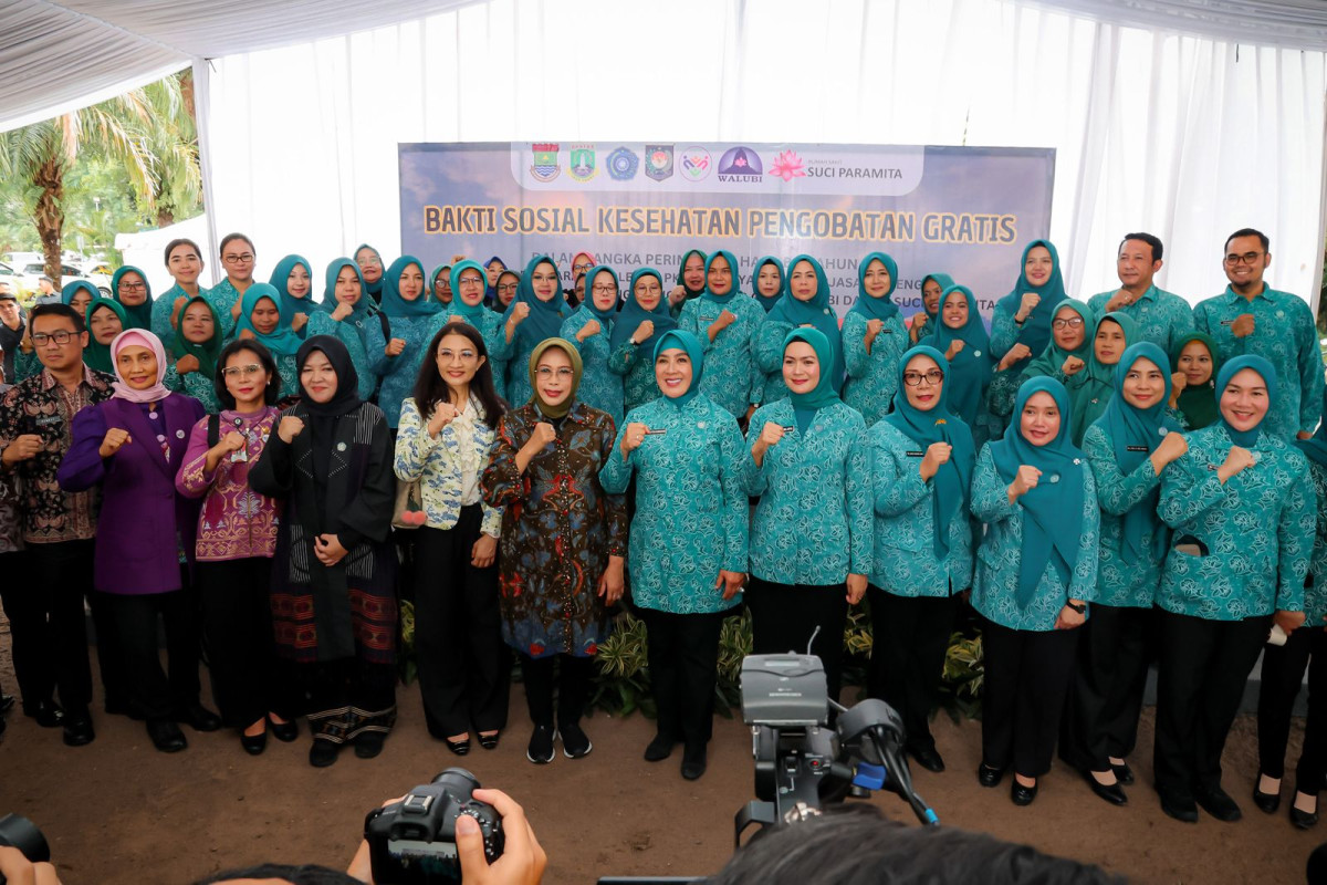 Pj Ketua TP PKK Banten Tine Al Muktabar Dampingi Tri Tito Karnavian Pada Bakti Sosial Kesehatan Pengobatan Gratis