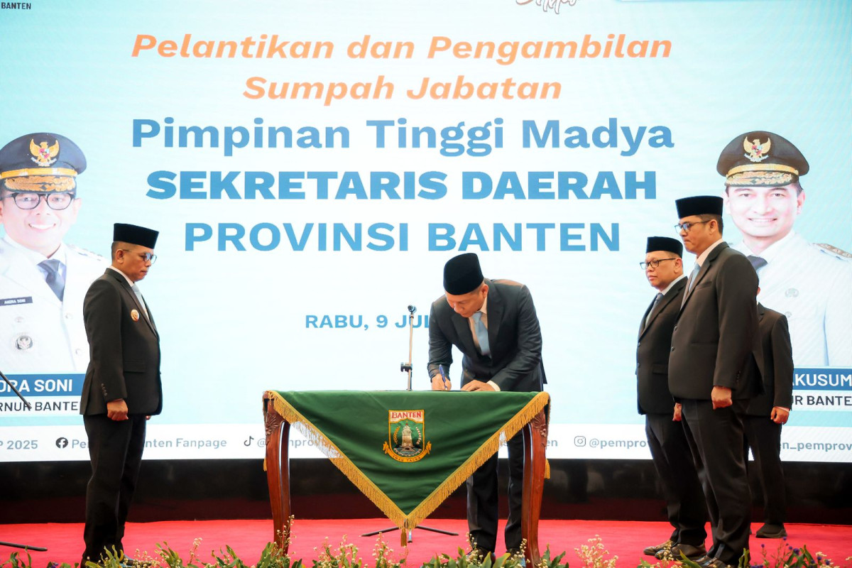Gubernur Banten Andra Soni Lantik Deden Apriandhi H Sebagai Sekda Provinsi Banten