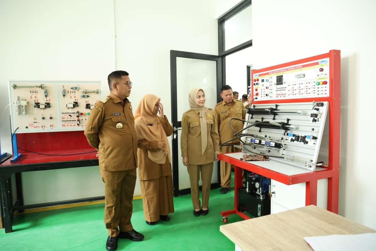 Gubernur Andra Soni Tinjau Ruang dan Alat Praktik Siswa SMKN 1 Anyer