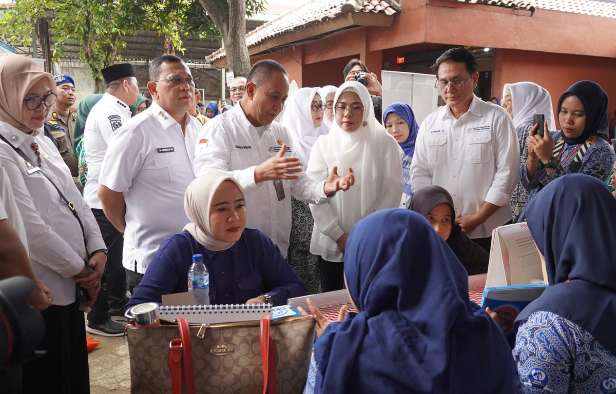 Ketua TP PKK Provinsi Banten Tinawati Andra Soni Gelar Sosialisasi KB di Pasar Ciputat