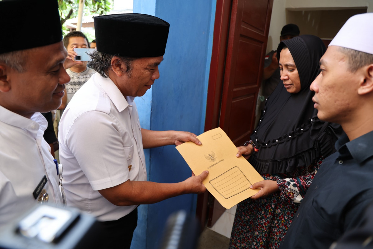 Pj Gubernur Banten Al Muktabar Antar Santunan ke Keluarga Penyelenggara Pemilu yang Gugur di Kota Tangerang