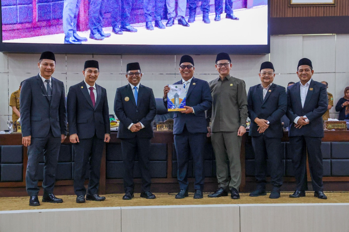 Gubernur Banten Andra Soni Sampaikan Nota Pengantar Raperda Penyertaan Modal Bank Banten dan RPJMD 2025 - 2029