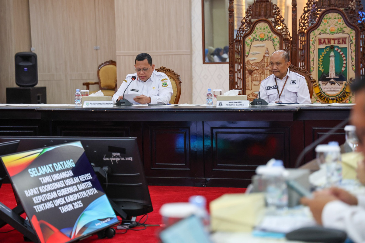 Pj Gubernur Banten A Damenta Pimpin Rakor Usulan Revisi UMSK Kabupaten/Kota 2025