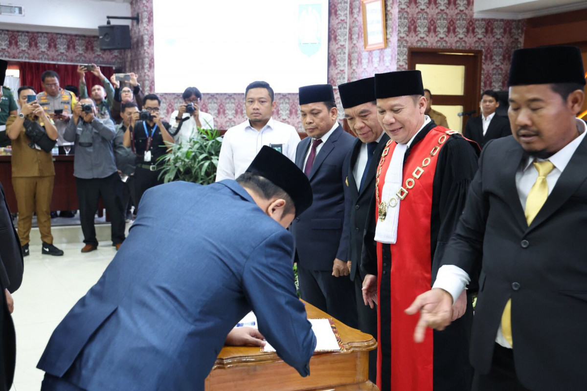 Hadiri Penetapan Pimpinan DPRD Kota Tangerang, Pj Gubernur Banten Al Muktabar : Prioritaskan Layanan Dasar