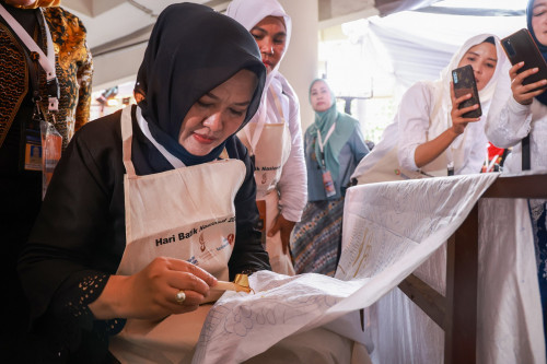 Hari Batik Nasional, Tine Al Muktabar Dorong Generasi Muda Bangga Gunakan Batik