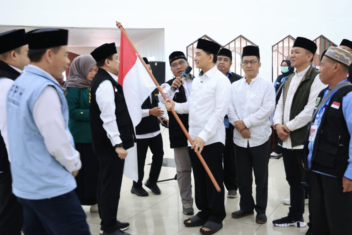 Wagub Banten A Dimyati Natakusumah Serahkan Jamaah Haji Kloter 57-JKG Ke Panitia Embarkasi Pondok Gede Jakarta