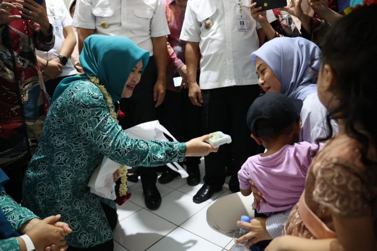 Pj Ketua TP PKK Provinsi Banten, Tine Al Muktabar Serahkan Bantuan Nugget kepada Posyandu Merpati Putih Kota Tangerang