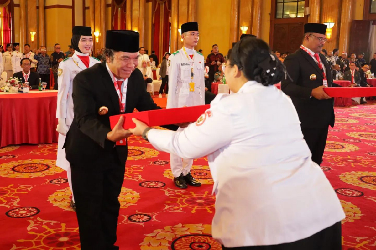 Terima Duplikat Bendera, Pj Gubernur Banten Al Muktabar: Kita Akan Jaga dan Kibarkan