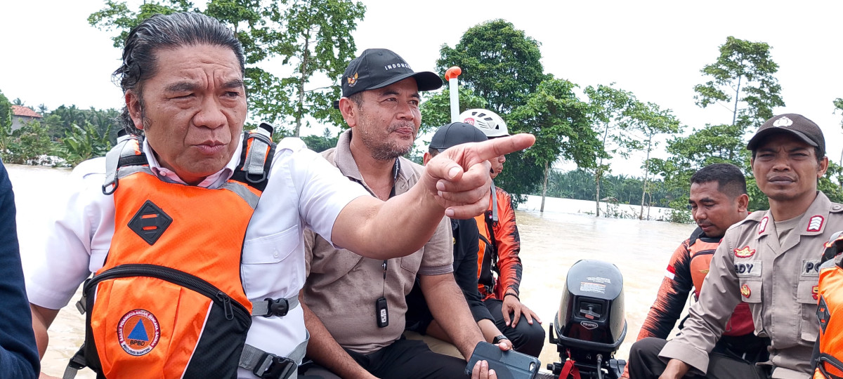 Pj Gubernur Banten Al Muktabar Tinjau Korban Banjir di Pagelaran