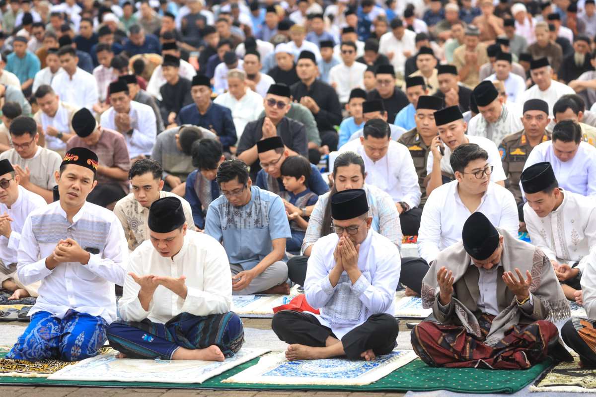 Gubernur Andra Soni Salat Idulfitri di Alun-Alun Serang, Ajak Pererat Silaturahmi dan Persaudaraan