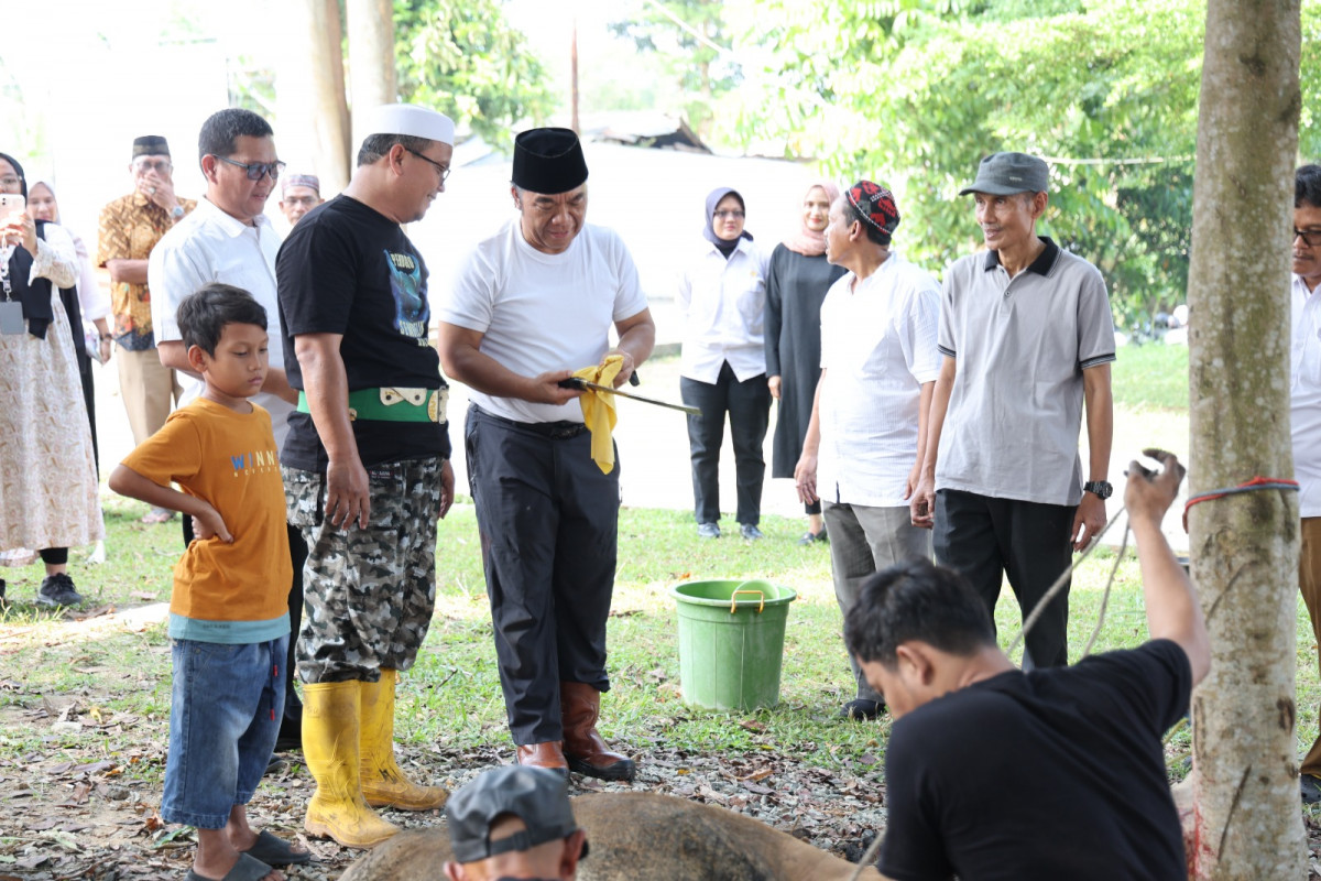 Tinjau SMAN 6 Kota Serang, Pj Gubernur Banten Al Muktabar Ajarkan Praktik Menyembelih Hewan Secara Syar'i