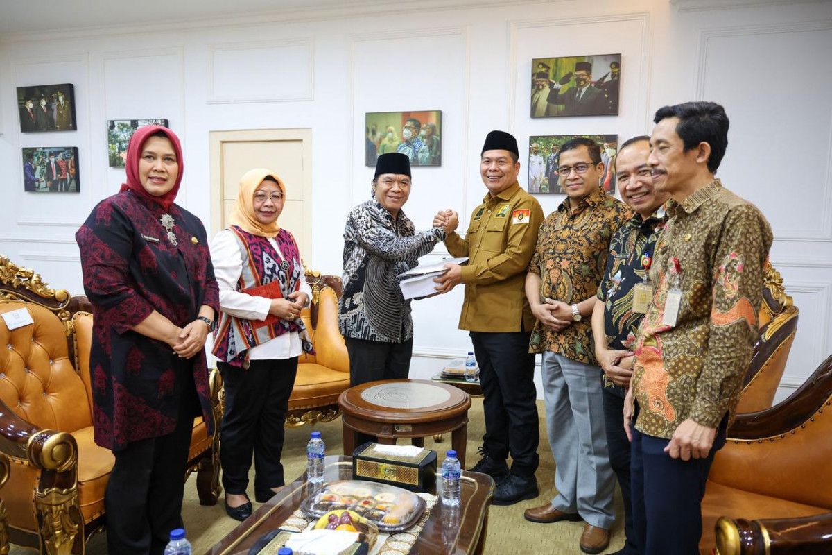 Pj Gubernur Al Muktabar Serahkan Dokumen KUA PPAS Provinsi Banten Tahun 2025