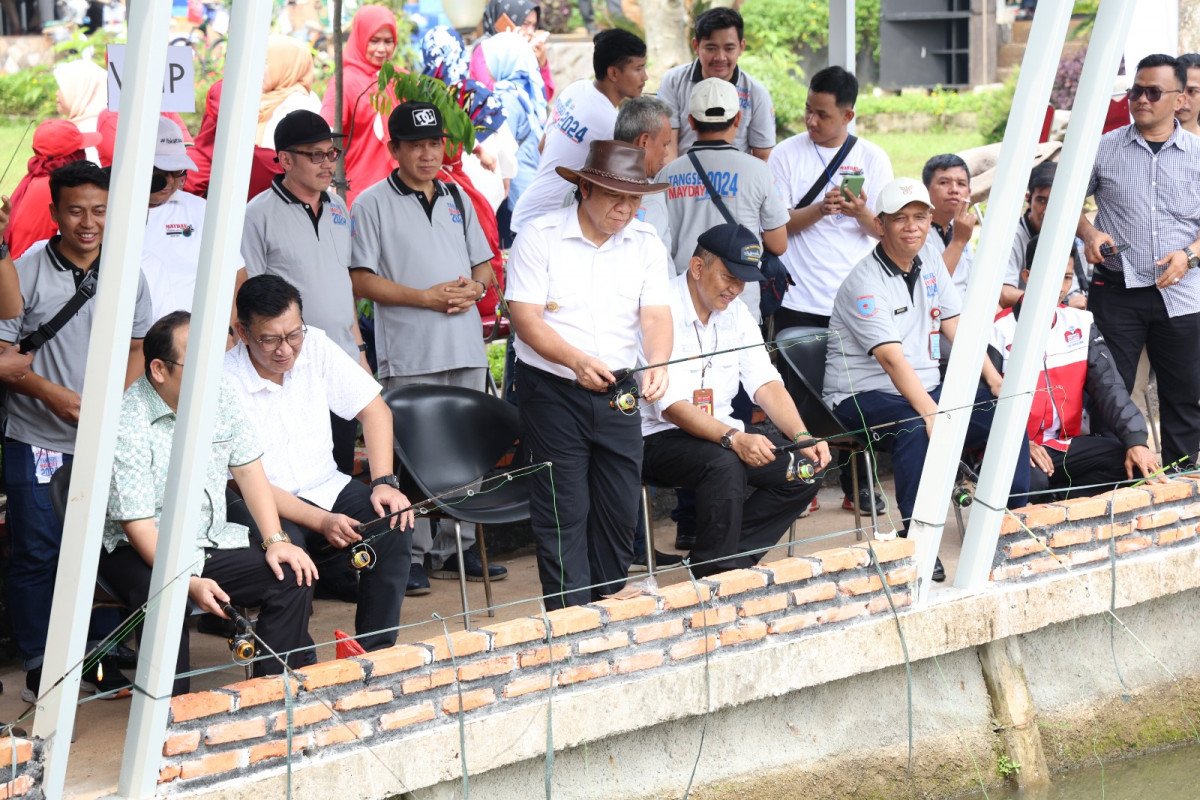 Peringati May Day 2024, Pj Gubernur Banten Al Muktabar Mancing Bersama Buruh