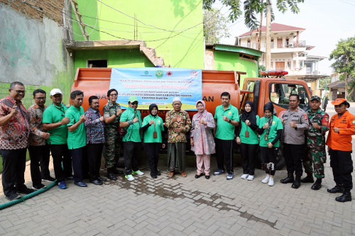 Pj Sekda Virgojanti, Dampingi Ketua Pengadilan Tinggi Banten Salurkan Bantuan Air Bersih