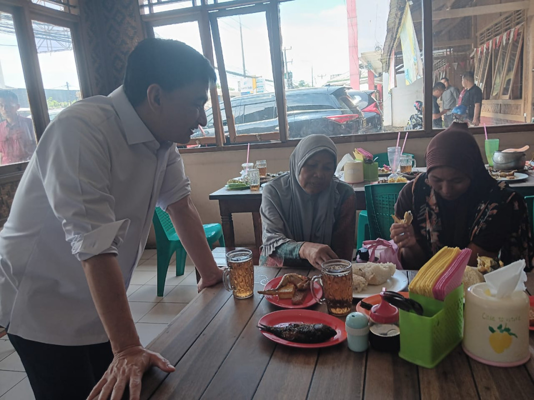 Usai Monitoring PSU Pilkada Tahun 2024 Kabupaten Serang, Wagub Banten A Dimyati Natakusumah Ajak Makan Buruh Cuci Pakaian