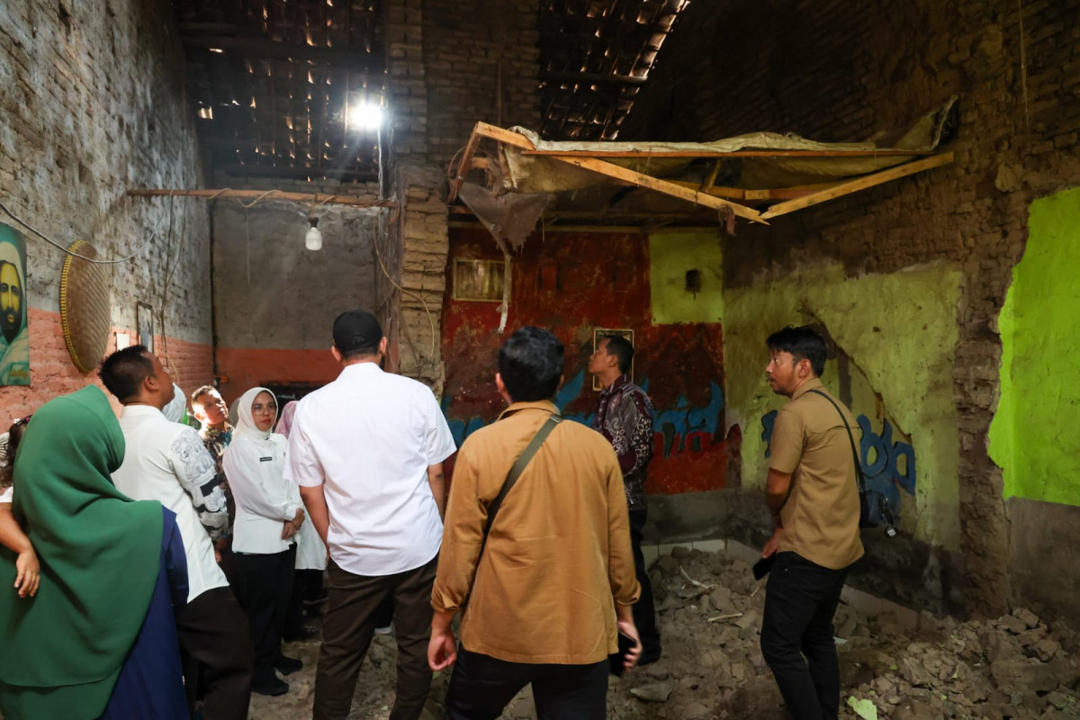 Implementasi Enam SPM Bidang Perkim, Ketua TP Posyandu Provinsi Banten Tinawati Andra Soni Tinjau Rumah Roboh di Kasemen