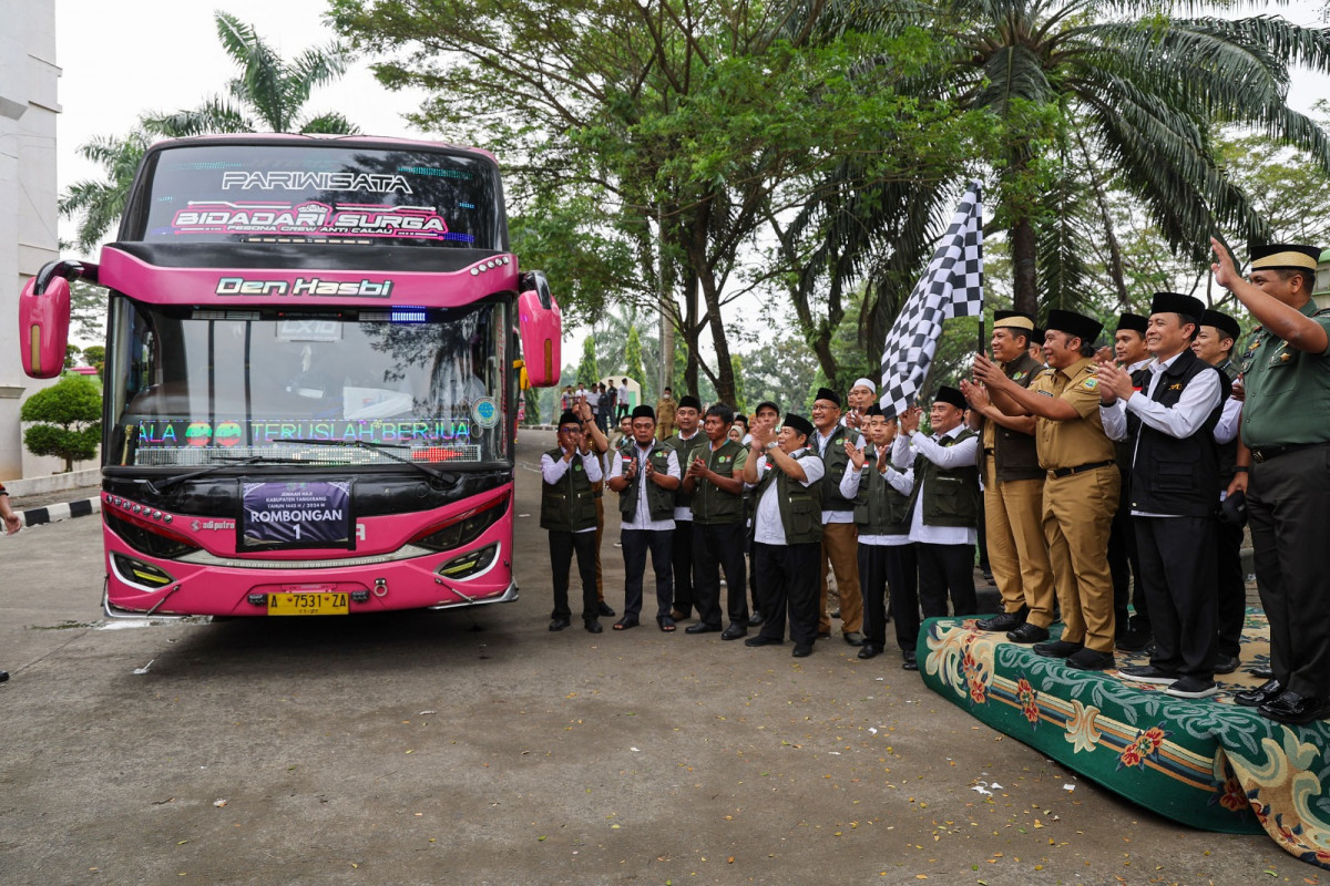 Plh Gubernur Banten Al Muktabar Lepas Jamaah Haji Kabupaten Tangerang