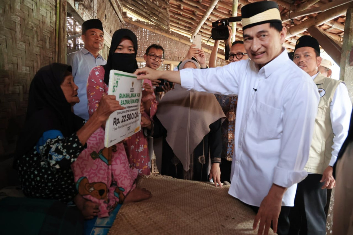 Penuh Haru, Wagub Banten Berikan Bantuan RTLH ke Warga Perbatasan