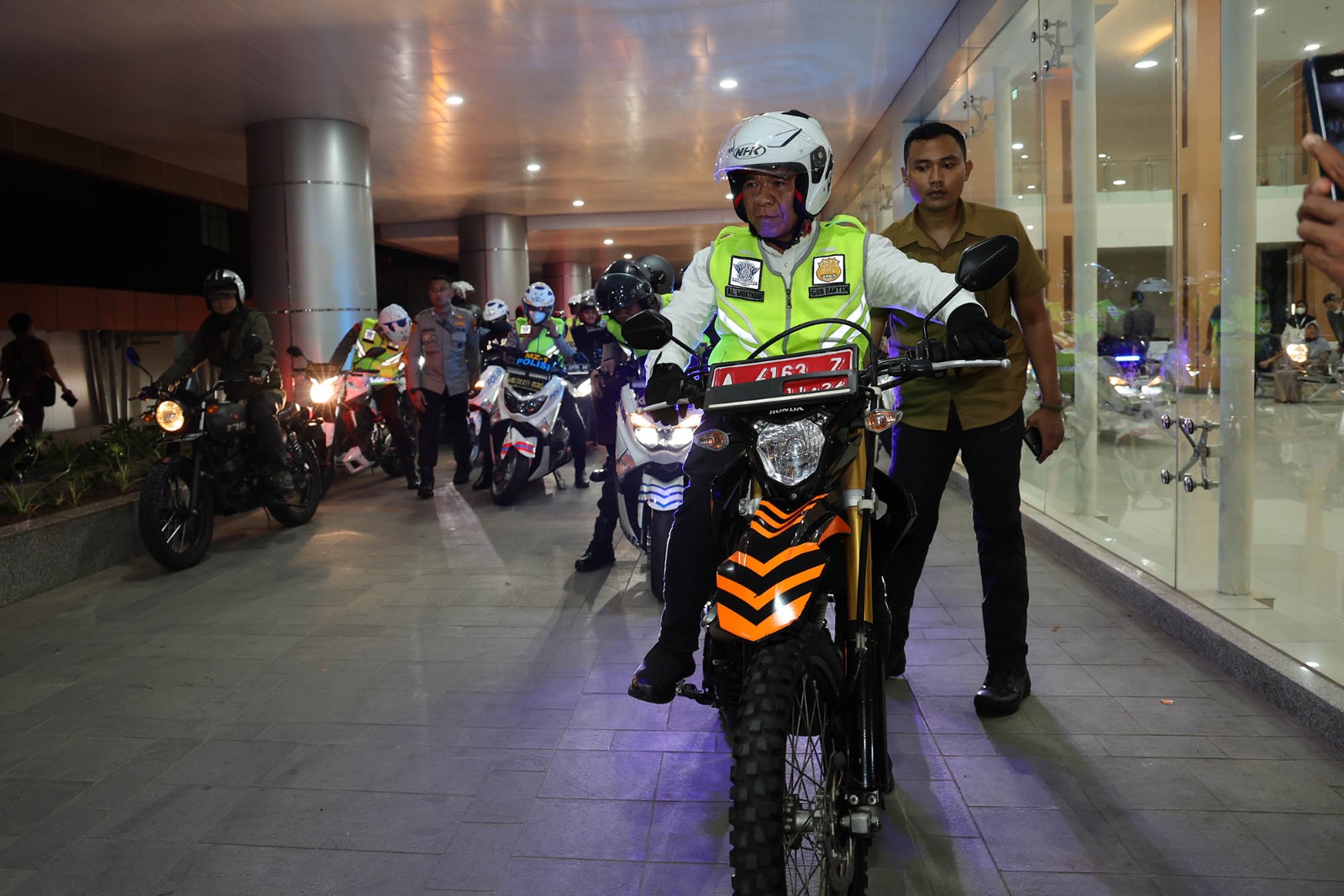 Tetap Siaga, Pj Gubernur Al Muktabar Bersama Forkopimda Provinsi Banten Tinjau Pos Pelayanan Mudik 2023