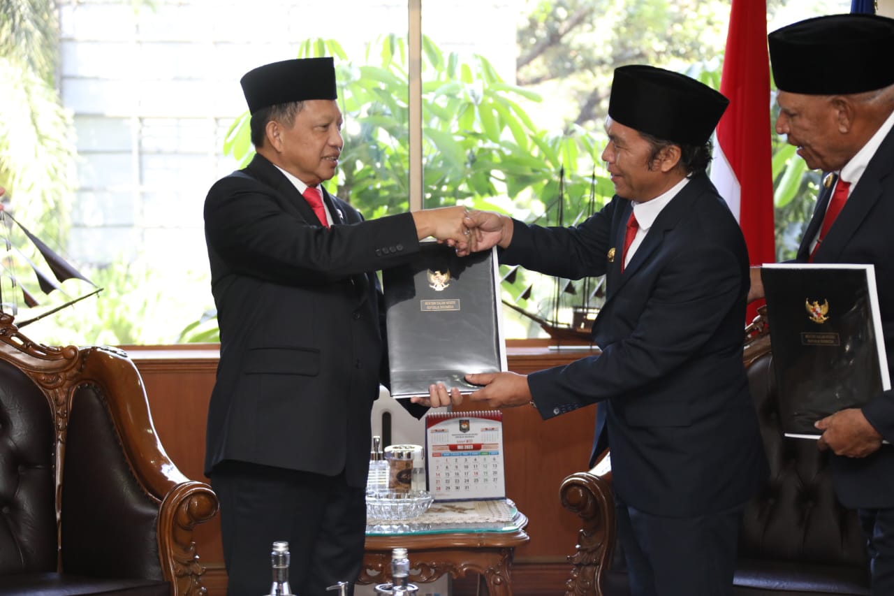 Al Muktabar Terima SK Perpanjangan Jabatan sebagai Pj Gubernur Banten