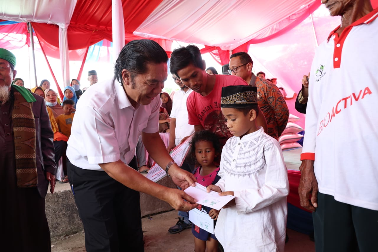 Pj Gubernur Banten Al Muktabar Salurkan Bantuan Ke Masyarakat Cikeusal