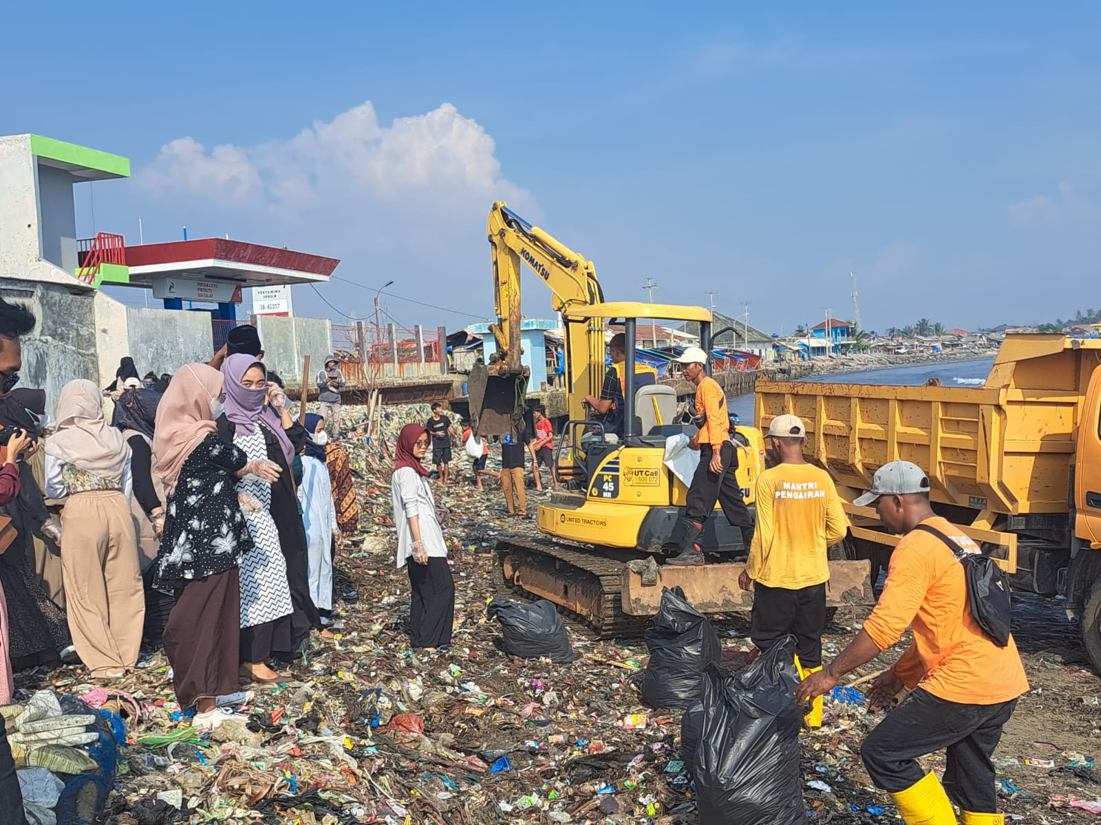 Pemprov Banten Turut Tangani Tumpukan Sampah di Pantai Labuan Kabupaten Pandeglang