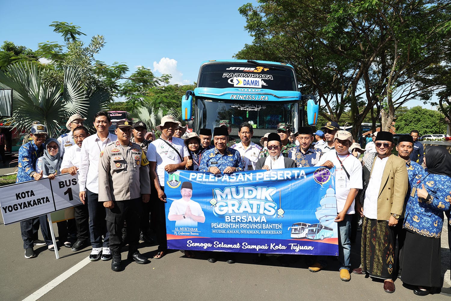 Pj Gubernur Al Muktabar Lepas 20 Bus Mudik Gratis Pemprov Banten